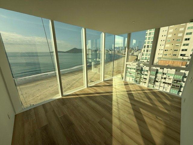 Sala do apartamento com vista panorâmica para o mar