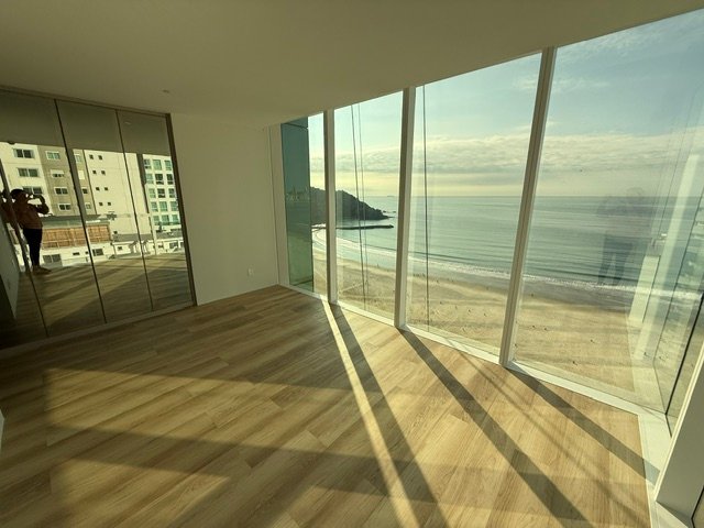 Suíte frente-mar com amplas janelas