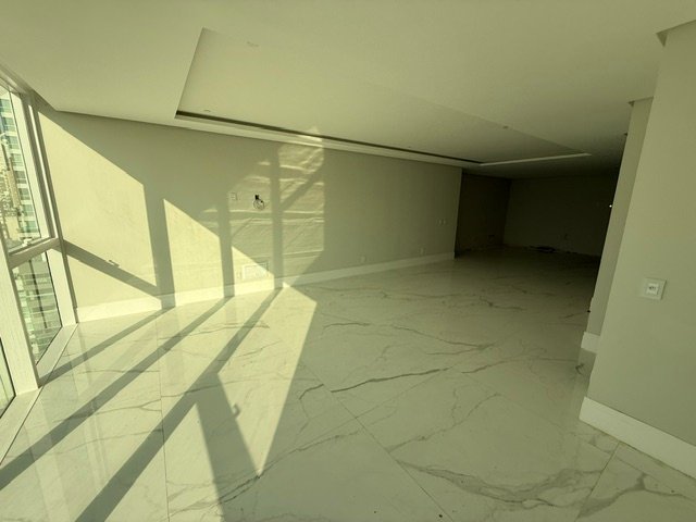 Living amplo e iluminado do apartamento