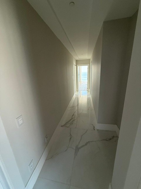 Corredor interno com acabamento claro