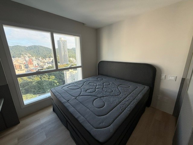 Suíte mobiliada com vista urbana