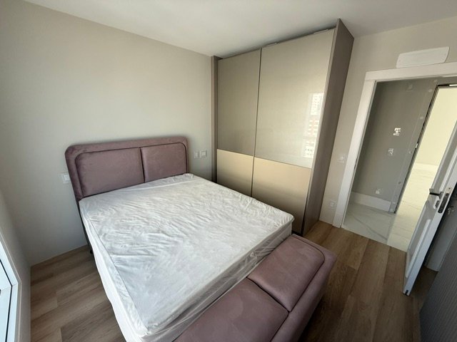 Suíte decorada com cama e armário