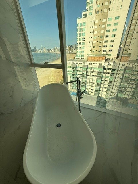 Banheira posicionada diante da vista para o mar