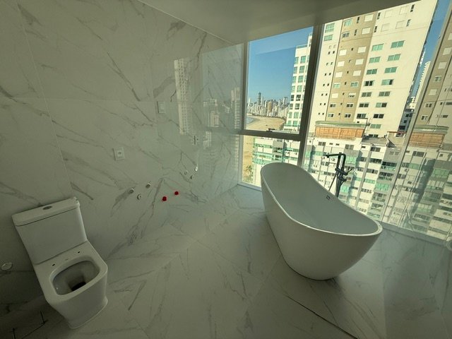 Banheiro da suíte master com banheira e vista