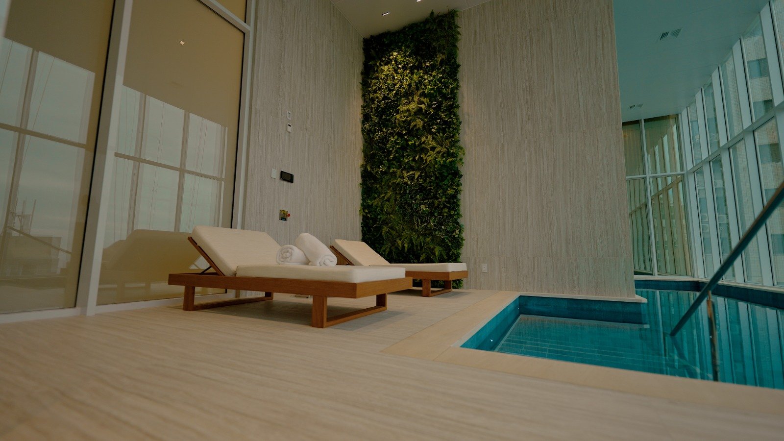 Piscina interna e área de relaxamento