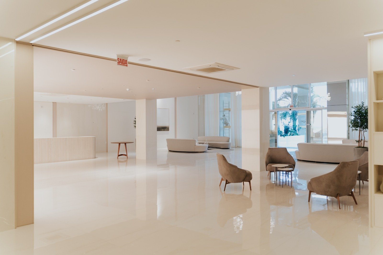 Lobby amplo e sofisticado